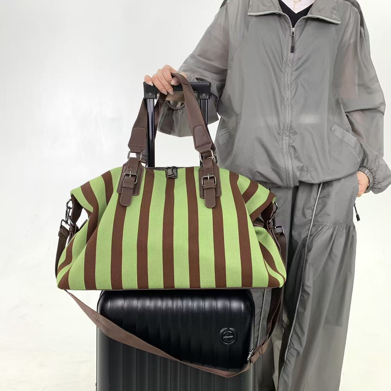 レディースのおしゃれなストライプ柄多機能ハンドバッグ、大容量 - Travel Accessories Logo のレビューと価格